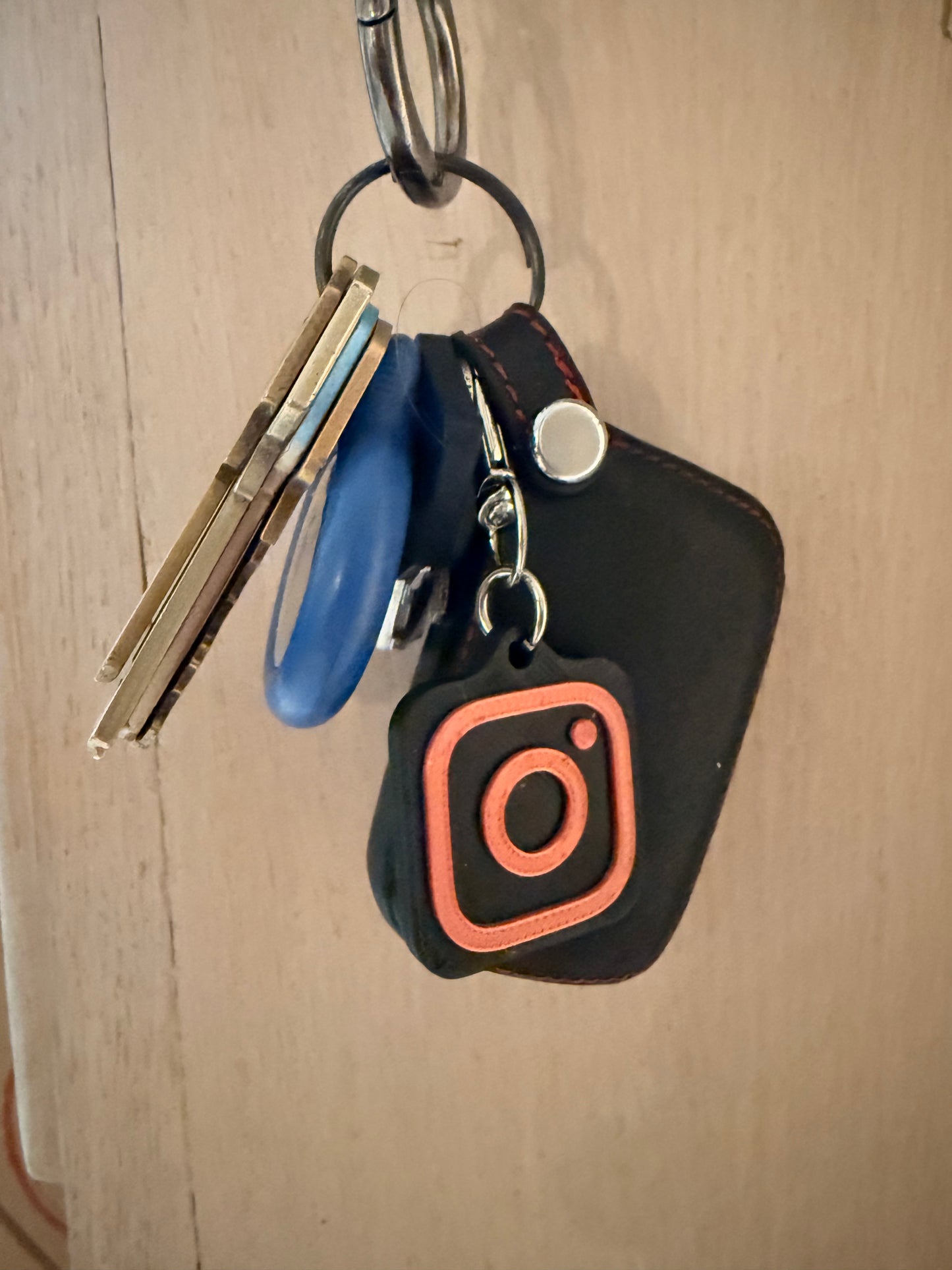 Tap to Share Keychain- Share Instagram, Website, or other profiles! NFC Tap Keychain, Digital Business Card